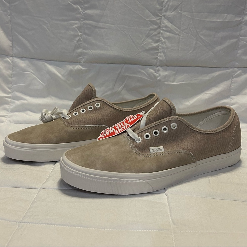 Vans UA Authentic sneaker. Men’s size 13M. New